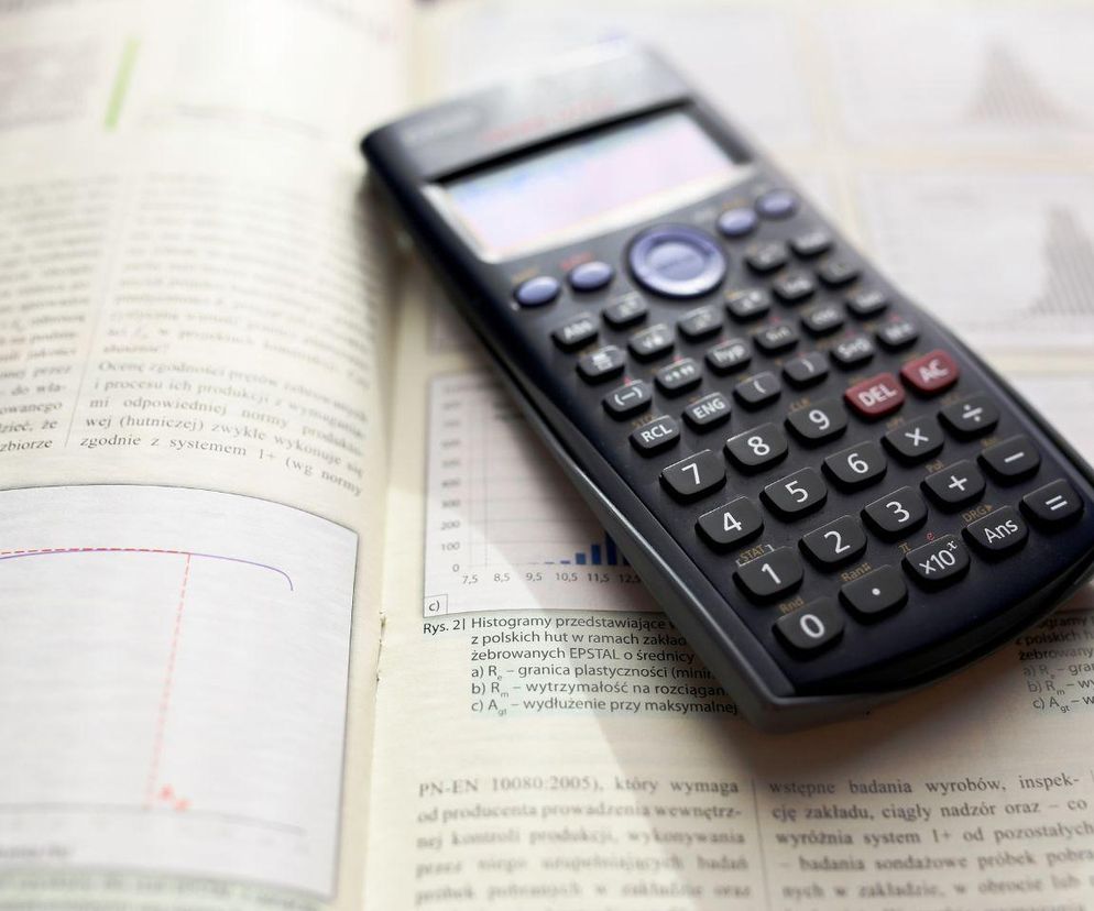 Równanie 3(5 + 20 ÷ 2 * 5) = ? pokonało internautów. Uczniowie rozwiązują je w 2 minuty