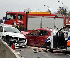 Koszmarny wypadek na Puławskiej. Dwa auta zderzyły się z karetką!