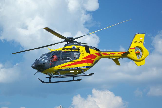 Jednego z poszkodowanych do szpitala przetransportował helikopter ratunkowy