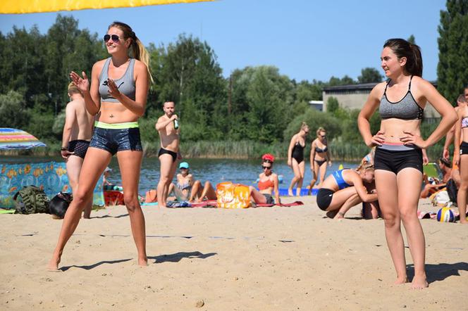 Piękne dziewczyny, gorące jak piasek! W Starachowicach trwa Kobiecy Turniej Siatkówki Plażowej [GALERIA]