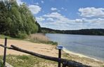 To jezioro w Olsztynie ma niezwykle czystą wodę. Jest kilka dzikich plaż, które świecą pustkami