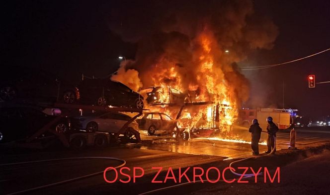 Ogromny pożar na skrzyżowaniu S7 i DK62! Spłonęła laweta i 4 auta osobowe [ZDJĘCIA]. 