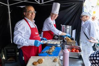 Marek Gróbarczyk serwuje burgery prosto z foodtracka 