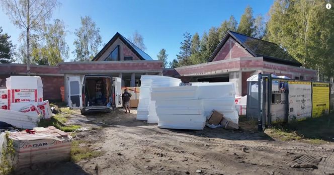 Michał Wiśniewski na budowie swojego domu