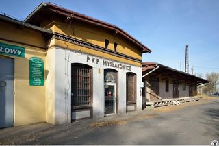 Dworzec kolejowy w Mysłakowicach jest na sprzedaż. Można go kupić za niecałe 400 tysięcy złotych!