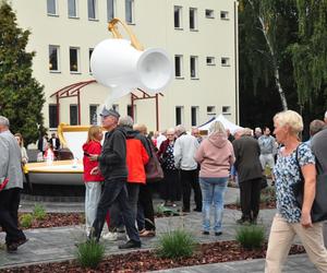 Rynek w Ćmielowie z dużymi filiżankami. Było huczne otwarcie