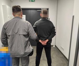 Zawinął się srebrnym bmw na betonowym słupie. Bez uprawnień i OC, ale za to z promilami i po skręcie