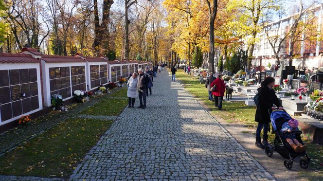 1 listopada na cmentarzu przy ul. Lipowej w Lublinie. Mieszkańcy odwiedzają groby swoich bliskich