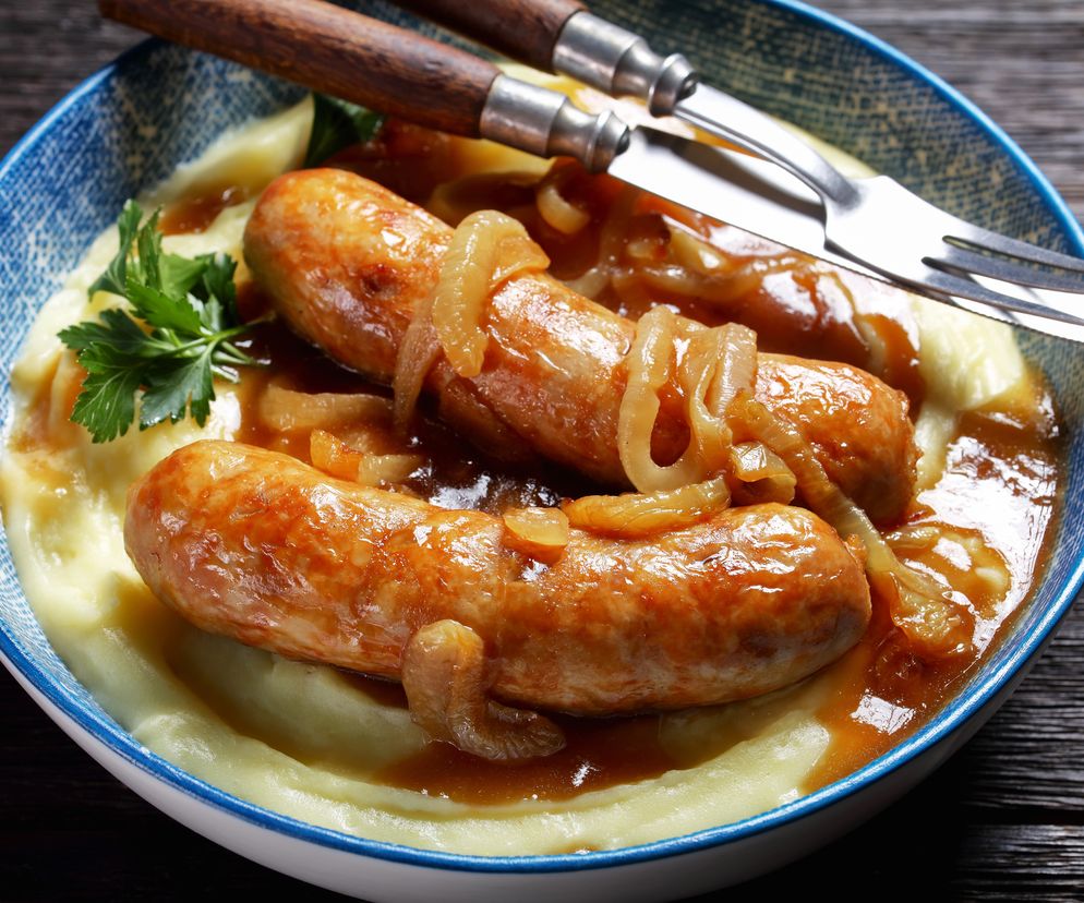 Kiełbasa w sosie cebulowym: najlepsza do tłuczonych ziemniaków