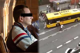 Łukasz patrzył, jak autobus wlecze ciało Basi po jezdni. Jeszcze żyła, a autobus jechał dalej