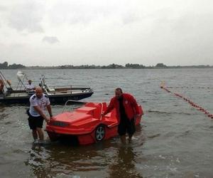 Czteroosobowa ekipa nie mogła sama dopłynąć do brzegu