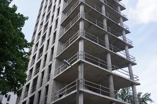 Warszawski Szkieletor przy ulicy Bobrowieckiej 