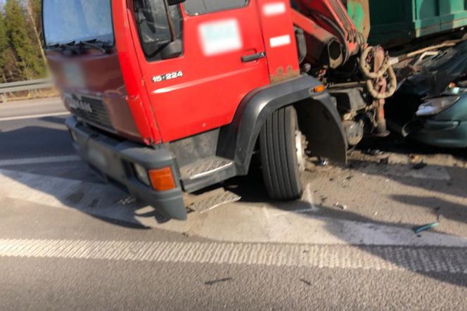 Wypadek na obwodnicy Olsztyna! Utrudnienia w ruchu, dwie osoby są ranne