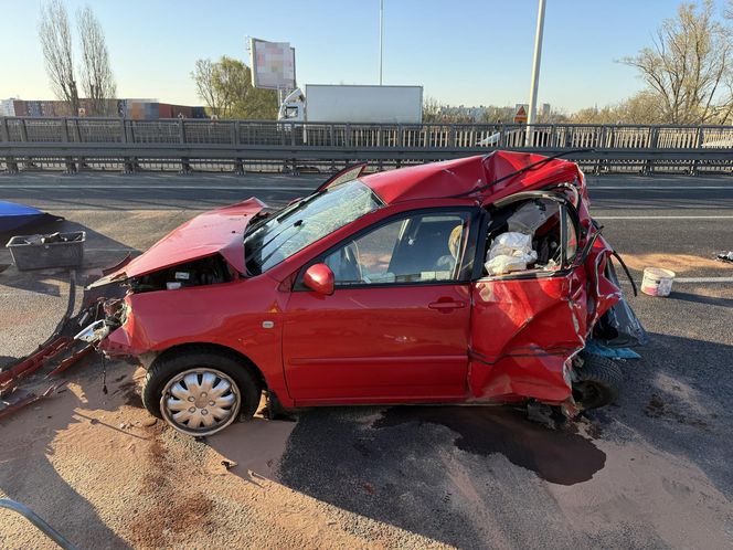 Śmiertelny wypadek na S8! Jedna osoba nie żyje po zderzeniu trzech ciężarówek 