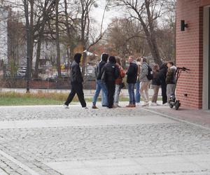 Tłumy na otwarciu kebaba Piri-Piri w Olsztynie. Nie można było się ruszyć, ludzie pchali się jak szaleni [ZDJĘCIA]