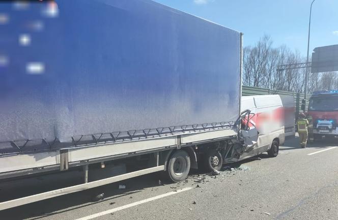 Koszmarny wypadek na obwodnicy Trójmiasta. Kobieta zginęła w busie Poczty Polskiej
