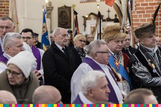 Łomża. Biskup Stanisław Stefanek pochowany. Żegnały go setki ludzi