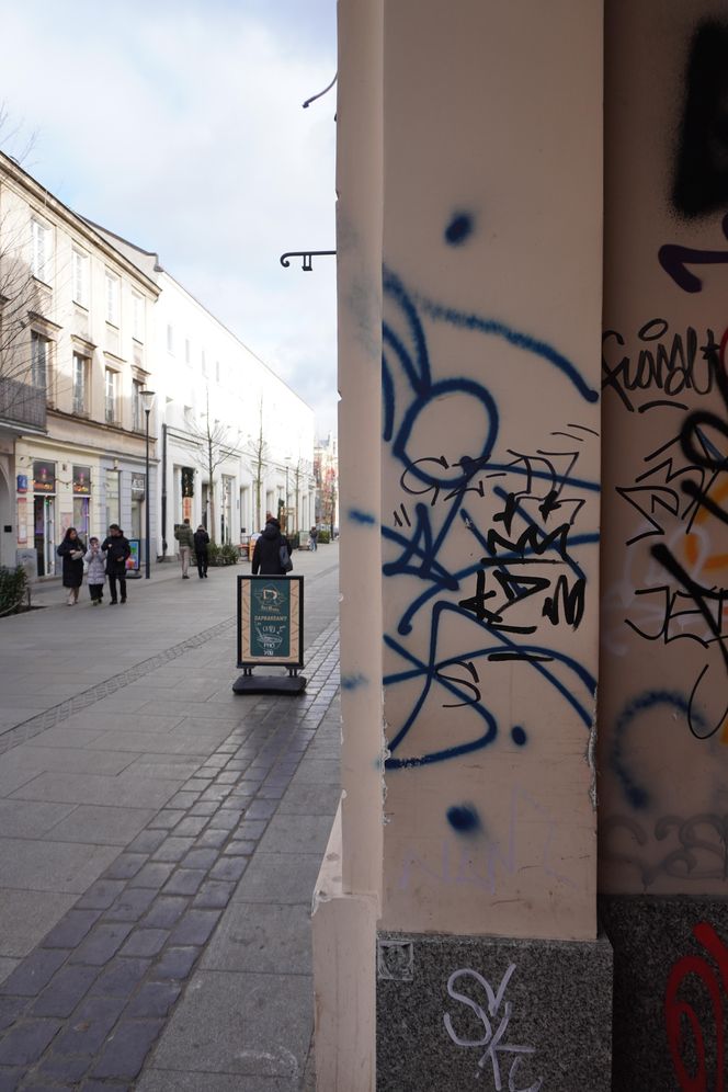 W niektórych miejscach Chmielnej - mimo remontu - nadal straszą jednak graffiti