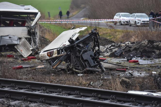 Kierowca autobusu zginał na torach, zamknięty w śmiertelnej pułapce