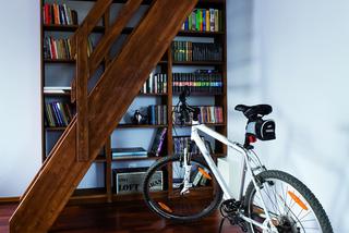 Biblioteka i rower pod schodami