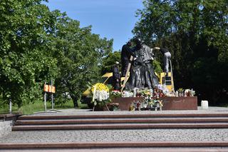 ZDEWASTOWALI pomnik Jana Pawła II w Toruniu! Wandalom grozi kilka lat więzienia!