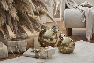 Ekologiczne ozdoby choinkowe w stylu boho. Choinka z traw zamiast tradycyjnej? Ten trend robi furorę!