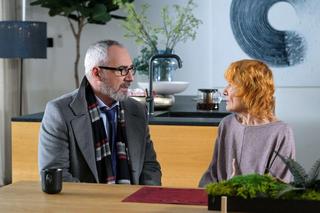 M jak miłość odc. 1806. Adam Werner (Jacek Kopczyński), gosposia Ola (Ewa Kolasińska)