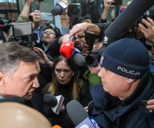 Zbigniew ZIobro zszedł do policjantów w siedzibie TV Republika. Tam został zatrzymany celem doprowadzenia