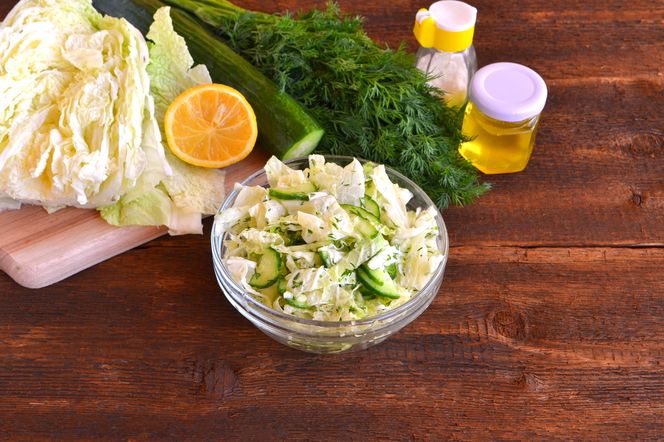Surówka krymska z kapusty pekińskiej i zielonego ogórka: łatwy przepis na zieloną sałatkę