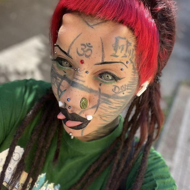  Ta dziewczyna myśli, że jest kotem. Ma 72 kolczyki, zmodyfikowaną twarz i rozszczepiony język. Szokujące zdjęcia! 