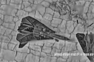 Izrael niszczy legendarne samoloty Iranu. F-14 Tomcat w ogniu
