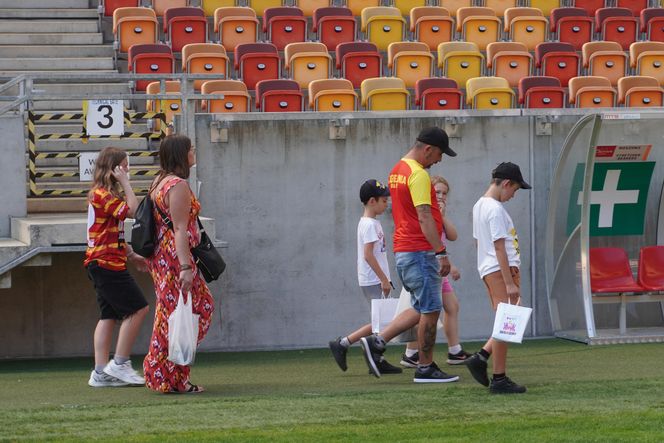 Pożegnianie Murawy na Chorten Arenie. Jagiellonia Białystok rozdaje boisko swoim kibicom