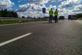 Łyski: Wypadek zablokował S8. Motocyklista uderzył w tył przyczepki [ZDJĘCIA]