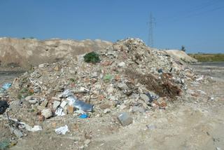 śmieci na terenie wyrobiska w Olszewicach