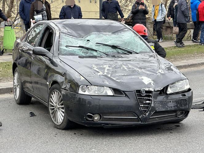 Potworne zderzenie na warszawskiej Pradze. Auto uderzyło w latarnię i sunęło po jezdni na dachu