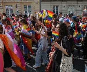 „Czas na równość jest teraz”. Ulicami Warszawy przeszła Parada Równości [GALERIA]