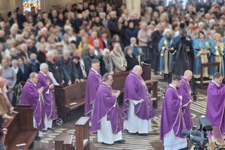 Toruń. Rydzyk zwiera szeregi i modli się za Ojczyznę. Tłumy wypełniły świątynię