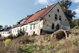 Ruiny zamku w Ełku. Tajemnicze miejsce na półwyspie robi wrażenie [ZDJĘCIA]