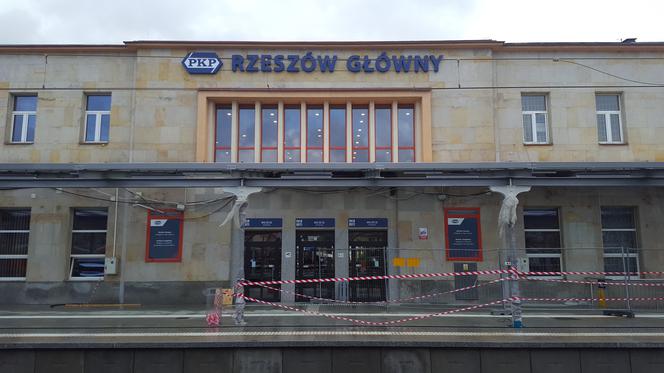 Dworzec Rzeszów Główny na półmetku prac. Jak teraz wygląda? [ZDJĘCIA]