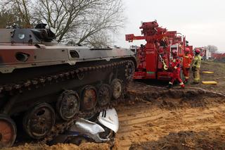 Efektowne ćwiczenia straży w Toruniu. Bus zmiażdżony przez czołg, ewakuacja spadochroniarzy i ewakuacja przysypanych osób z wykopu