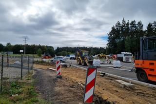 Przebudowywane na rondo skrzyżowanie DK51 z ulicą Wadąską oraz drogą do Osiedla Sterowców