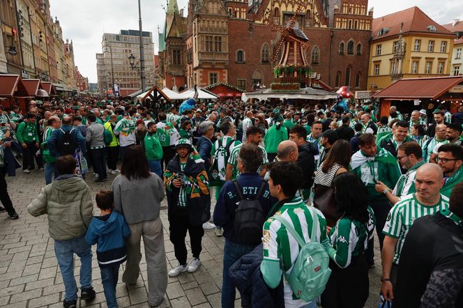 Kibice opanowali Wrocław. Tak wygląda stolica Dolnego Śląska w dniu finału Ligi Konferencji