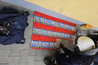 Karetką na sygnale chcieli wwieźć petardy na mecz! Skandal w Warszawie, policja komentuje