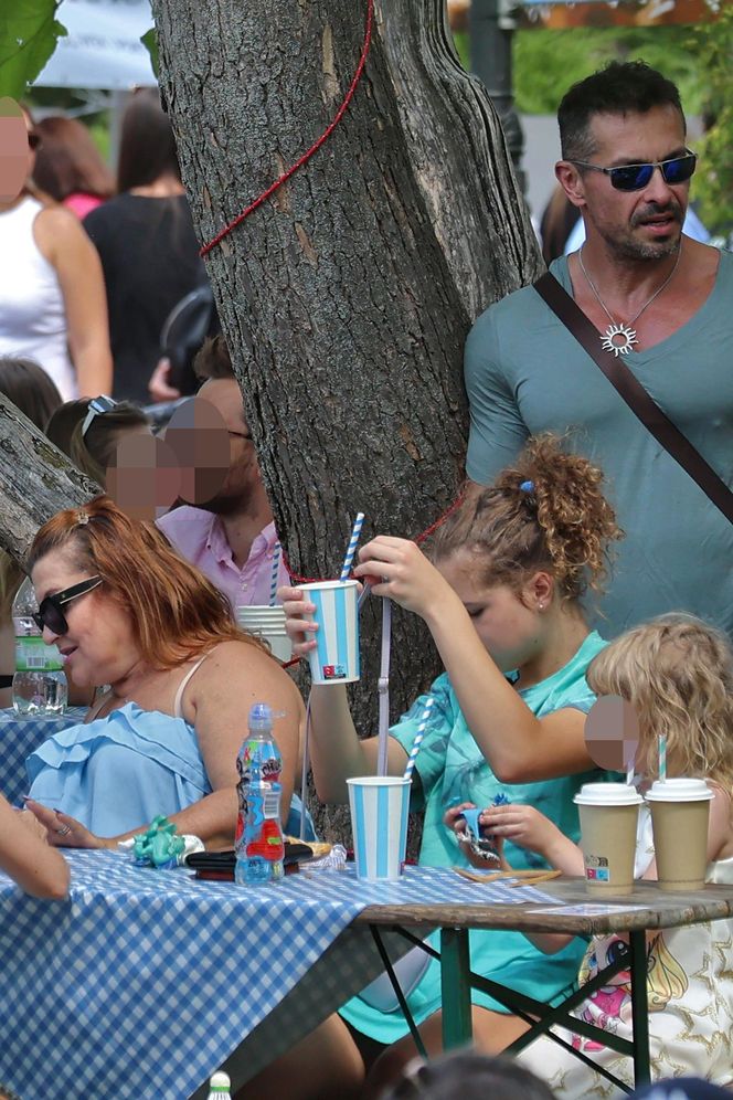 Katarzyna Skrzynecka. Zabrała rodzinę na targ śniadaniowy w kusych szortach