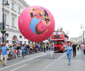 Parada Syrenki 2025 przeszła ulicami Warszawy. Na trasie 20 barwnych platform