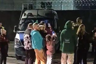 Tłumy pod aresztami śledczymi. To fani Buddy! Petardy i ryczące silniki samochodów