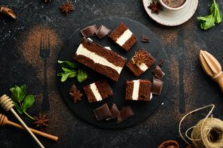 Obłędne ciasto czekoladowe z kremem waniliowym: łatwy przepis na wyśmienity deser