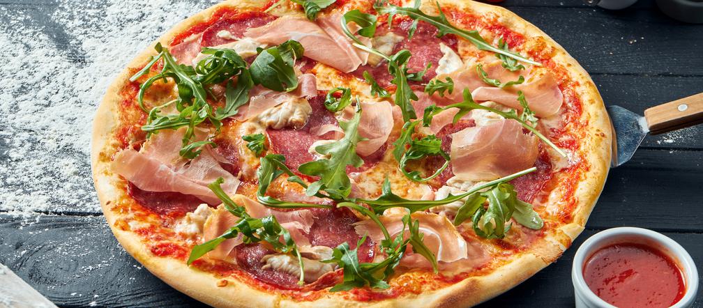 Domowa pizza na szybko według Karola Okrasy: łatwy przepis na wielką wyżerkę