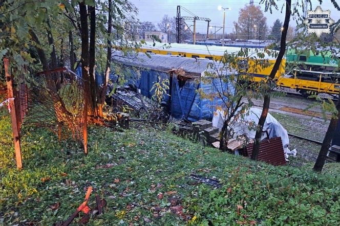 Wypadek w Tarnowskich Górach. Nietrzeźwy 18-latek wyleciał z drogi i uderzył w wagon pociągu. Jedna osoba w szpitalu