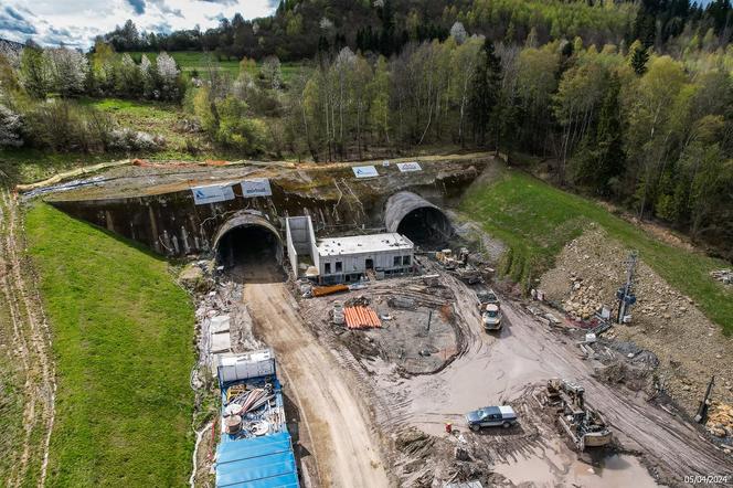 Obejście Węgierskiej Górki, na plac budowy dotarła obudowa kolejnego tunelu